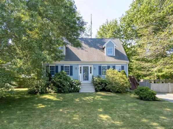 7 Nobscot Brook Ln, Rockland, MA 02370