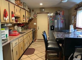 90 45th St, Copiague, NY 11726