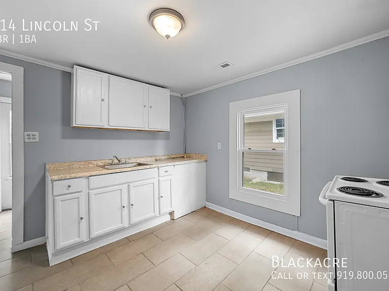 914 Lincoln St — Photo 3