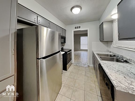 3rd image of 6035 Devon Cir