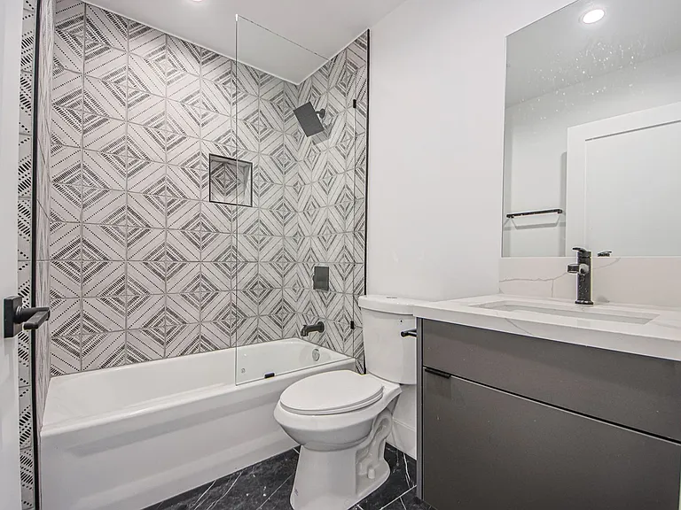 2851 S Victoria Ave — Photo 31