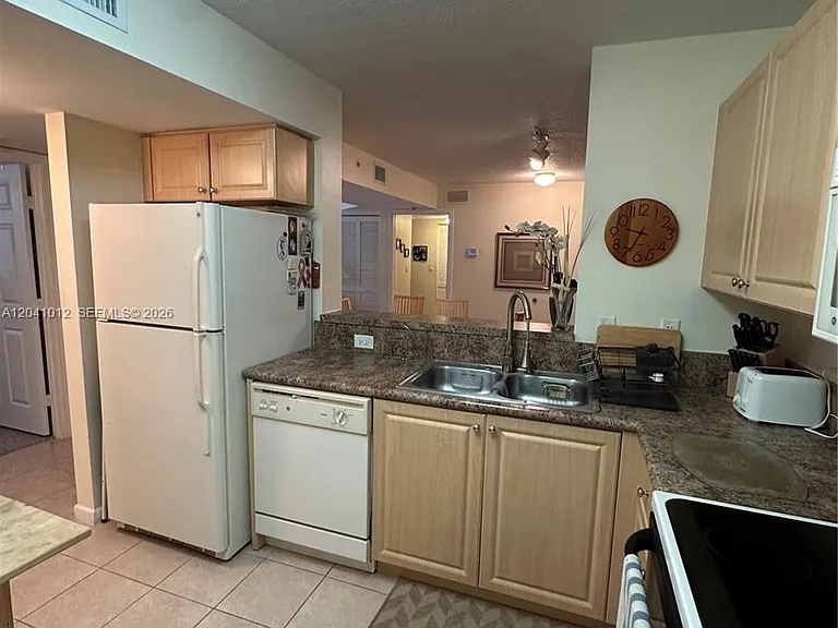 619 E Sheridan St #105 — Photo 8