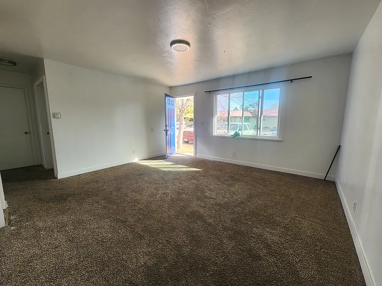 205 E 5th St #4 — Photo 7