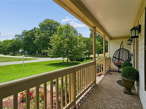 3rd image of 101 Cranwood Ct