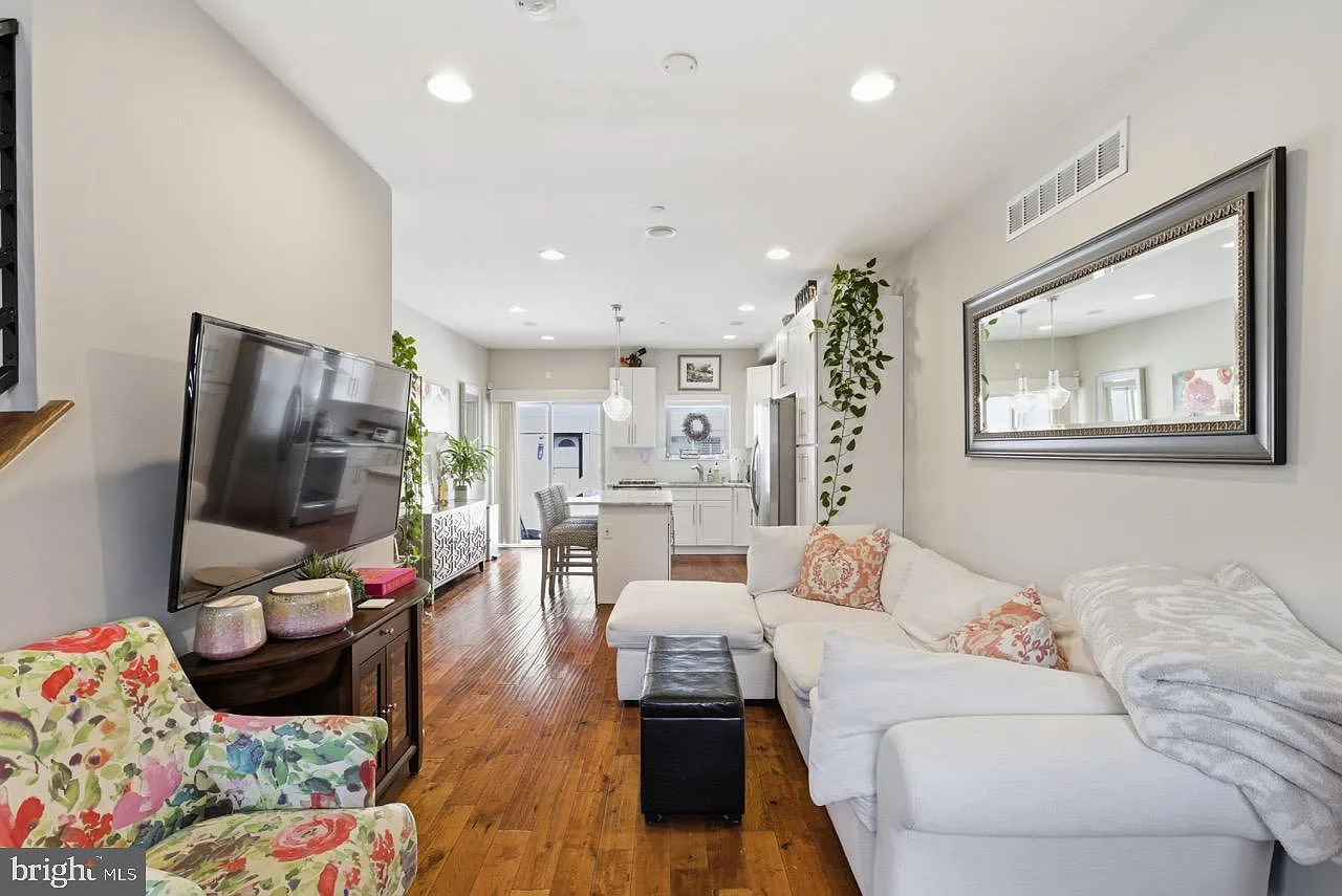 4 bed, 2.5 bath, 2200 sqft, $4,195 — Photo 4