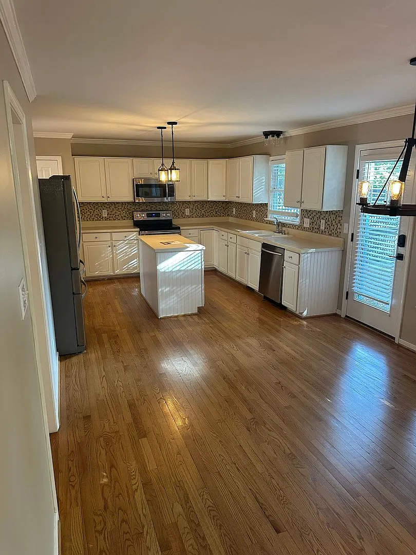 4 bedroom/3 bathroom house — Photo 4