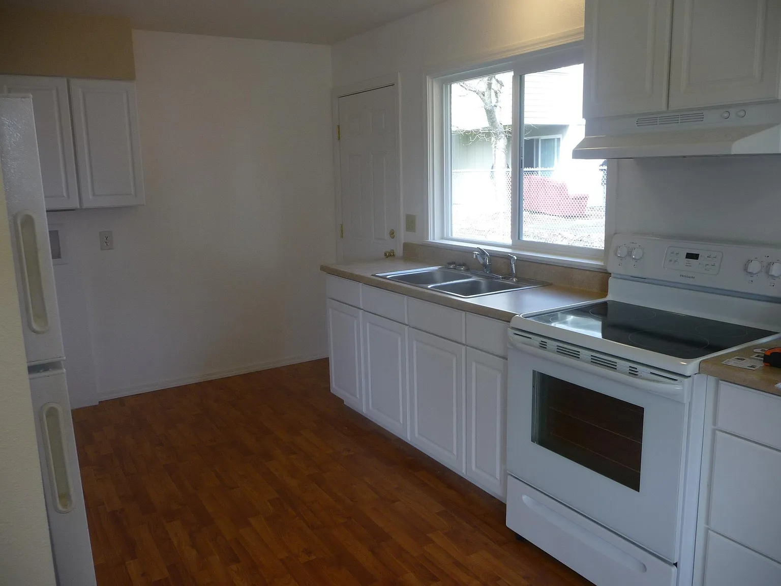 3 bed, 1.5 bath, 1061 sqft, $2,000 — Photo 3
