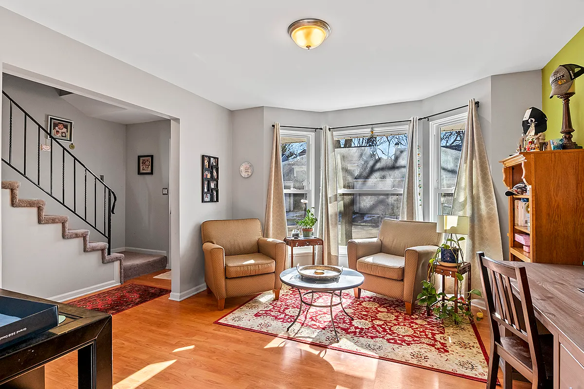 3 bed, 1.5 bath, 1350 sqft, $2,600 — Photo 2