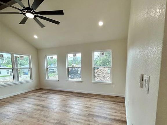 4th image of 1127 Greenhill Dr