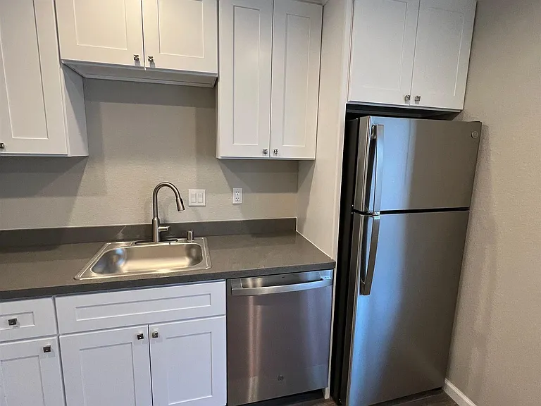 1021 W 8th St #3 — Photo 14