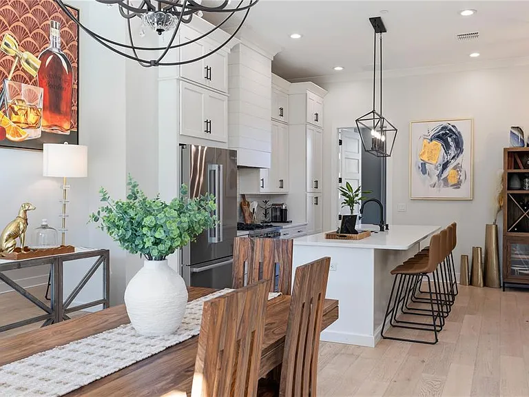 64 N Park Ave — Photo 17