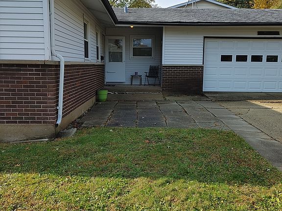 2nd image of 1401 W Catalpa Ln
