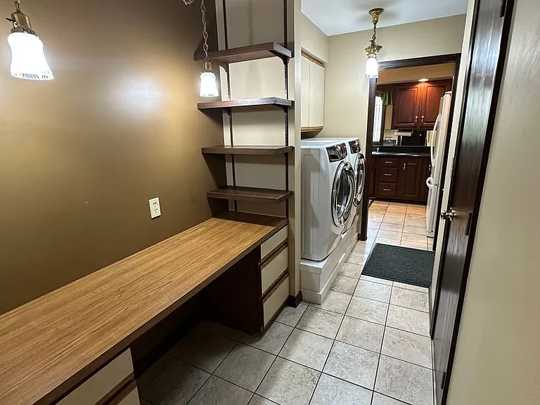1512 Winsted Dr — Photo 10