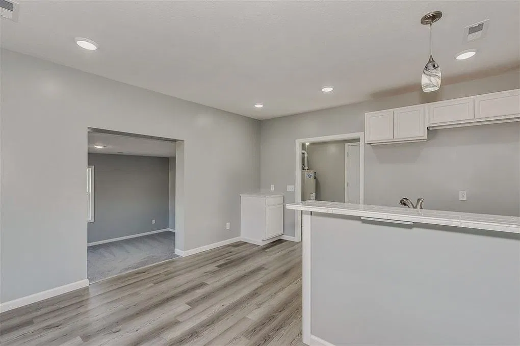 2 bed, 876 sqft, $1,075 — Photo 2