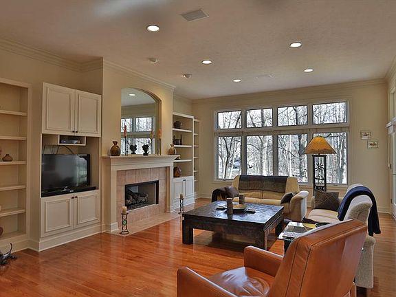 3rd image of 8009 Oakhaven Pl