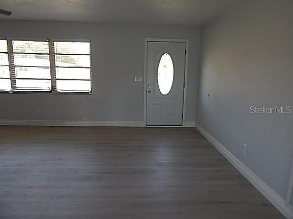 4th image of 1090 Oakwood Dr