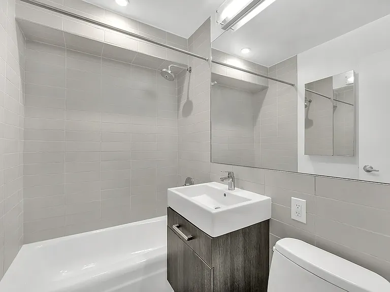 101 W 15th St #106 — Photo 9