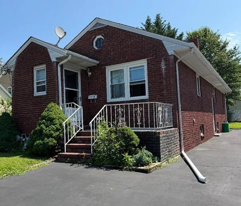 6 Lewis St