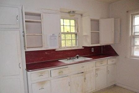 4th image of 3738 N Oxford St