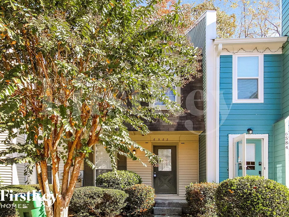 6582 Wellington Sq