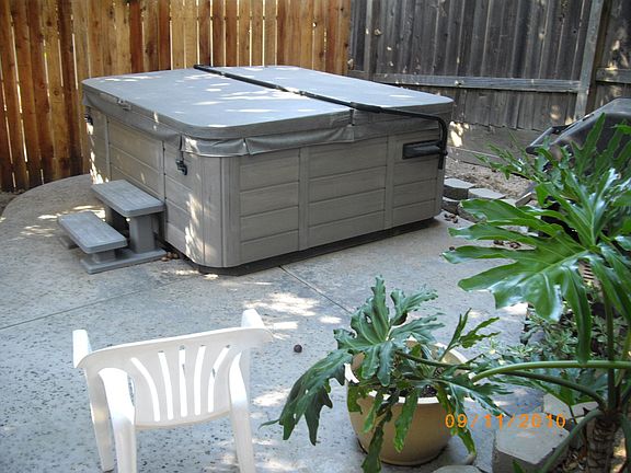 5 minute walk to the lake