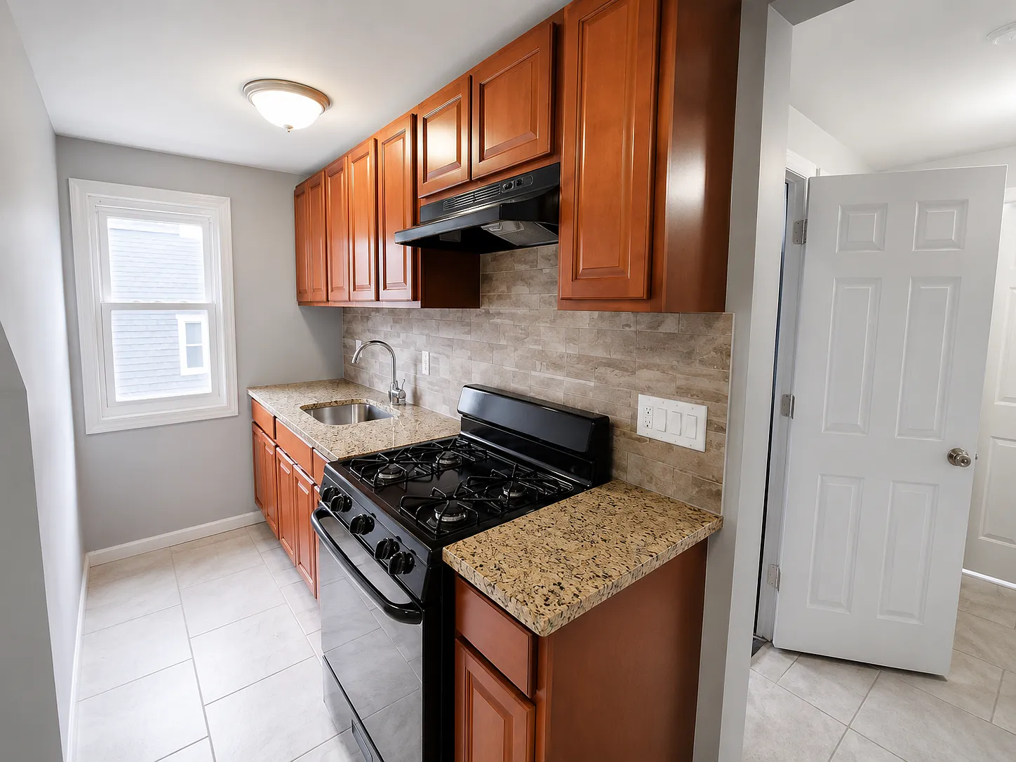 3 bed, 1.0 bath, 750 sqft, $2,100 — Photo 2