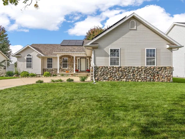 190 N 17th Ave, Hiawatha, IA 52233