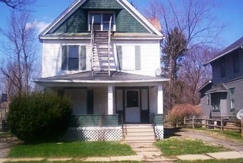 894 Hunter St NW photo 1