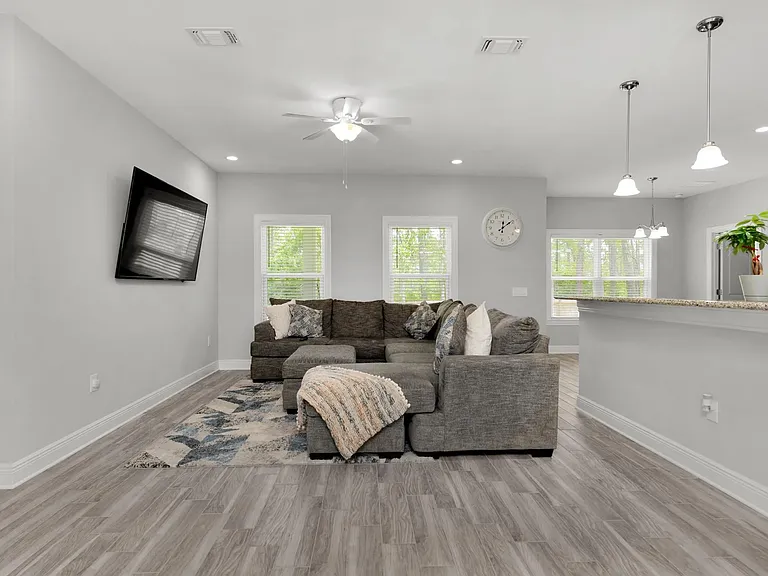 615 Lakeview St — Photo 7
