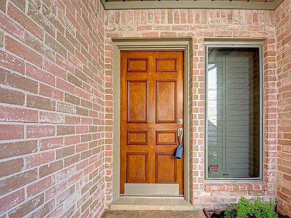 5th image of 32 Crestwood Cir