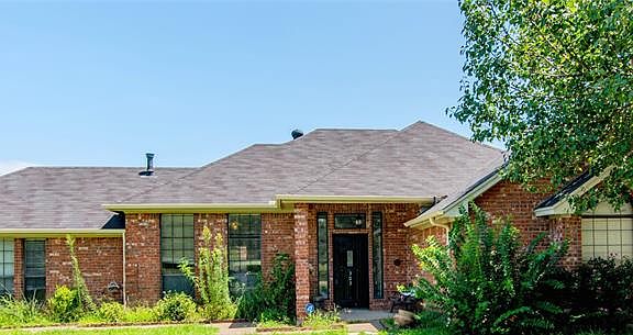 2nd image of 303 Creekview Cir