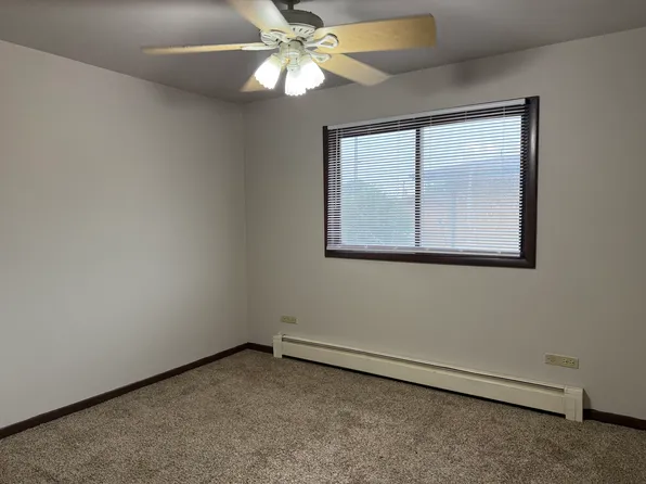 13046 Wood St APT 3B, Blue Island, IL 60406