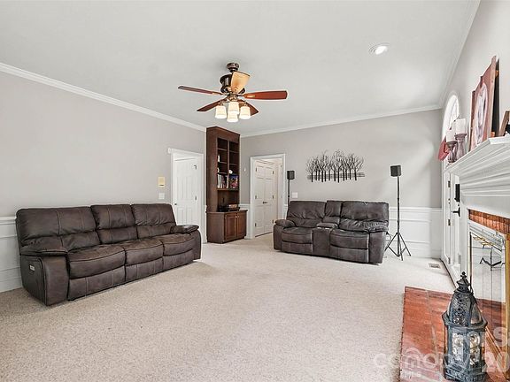 5th image of 3831 Amarillo Dr SW