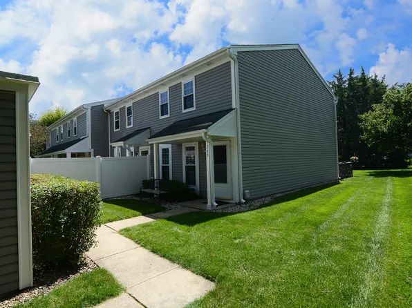 1265 Downing St, Roselle, IL 60172