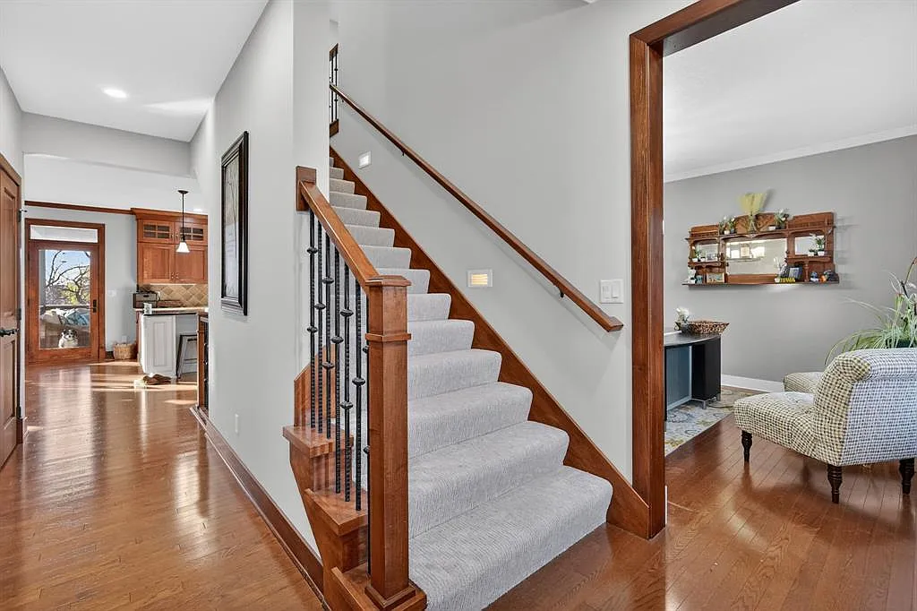 6 bed, 4726 sqft, $6,500 — Photo 2