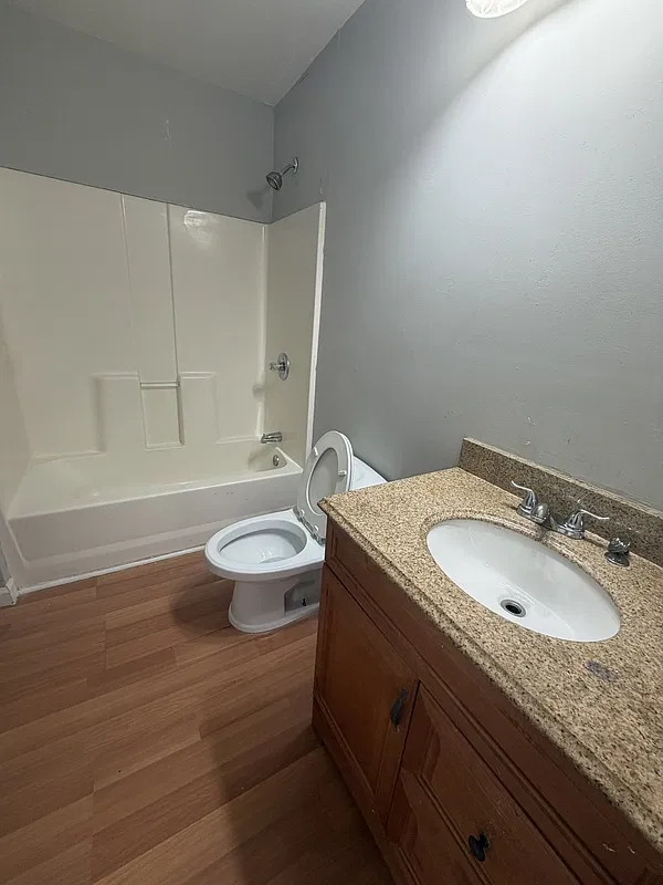 2 bed, 1.0 bath, 704 sqft, $1,050 — Photo 3