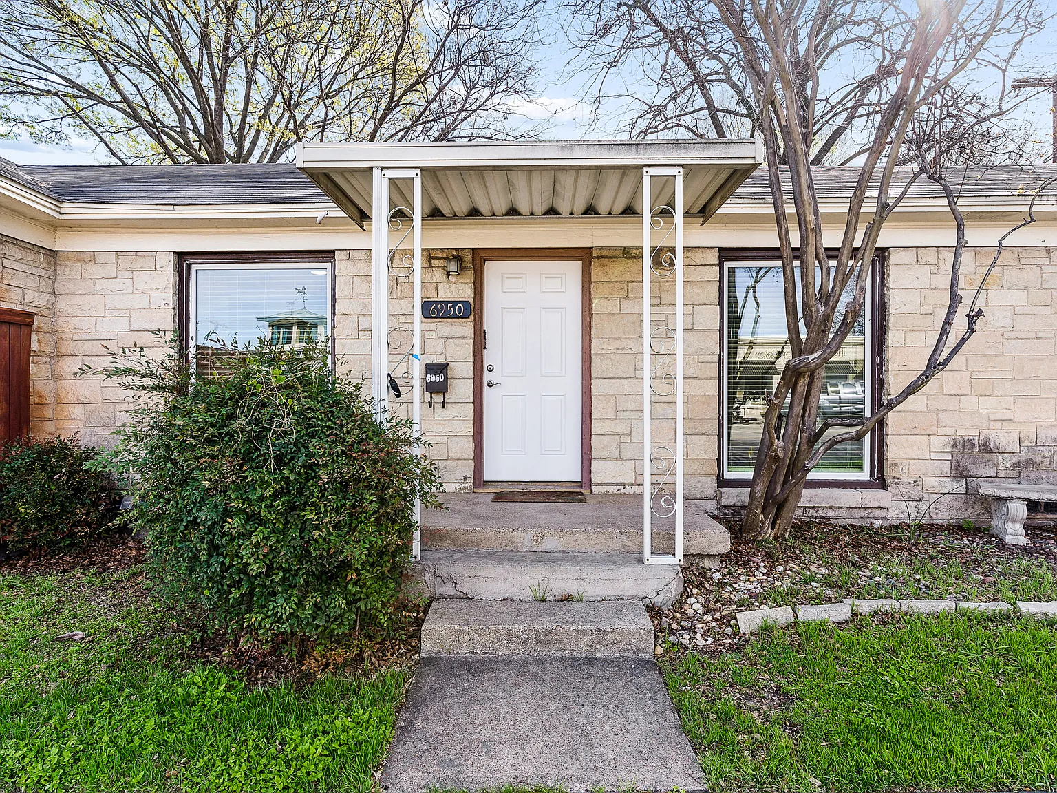 Charming 4-Bedroom 2 bath - Highland Park ISD Walk to SMU & Snyder Plaza! — Photo 2