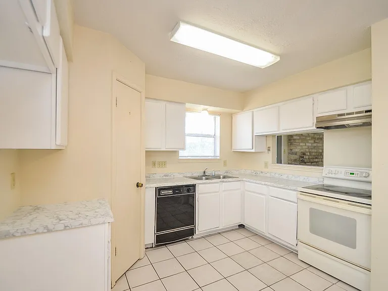 9414 Kingsvalley St — Photo 12
