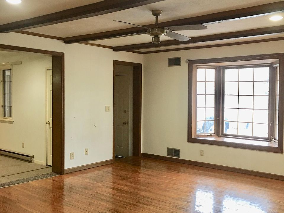 Spacious living room