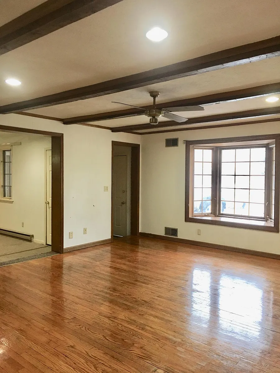 Spacious living room - 2451 Bellavista Dr #2