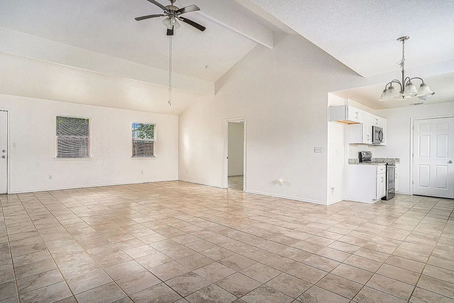 3 bed, 2.0 bath, 1400 sqft, $1,800 — Photo 4