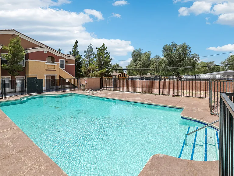 Sunrise Park Condominiums — Photo 38