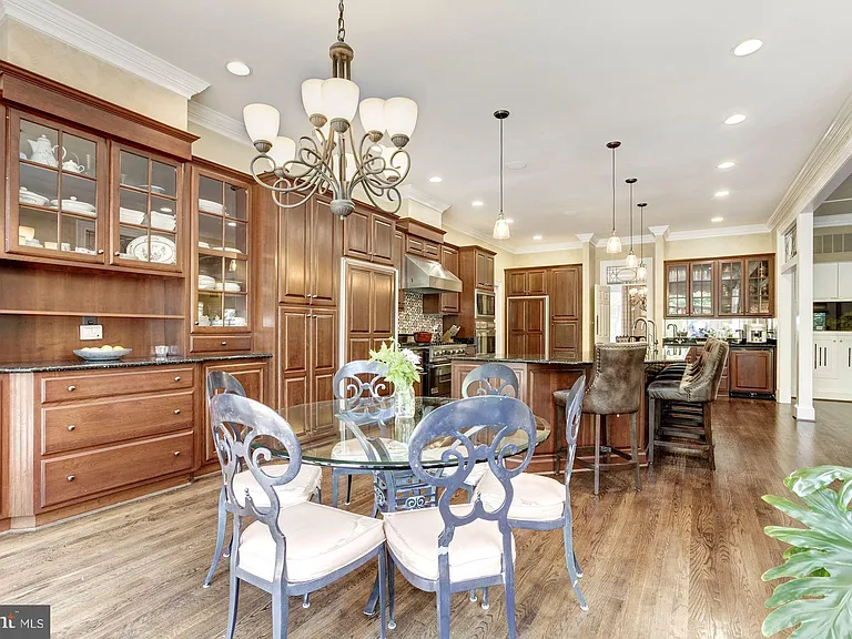 9909 Avenel Farm Dr — Photo 10