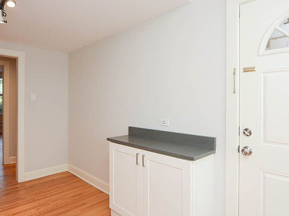 5th image of 2321 N Rockwell St #G