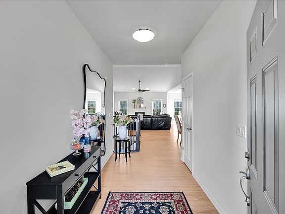 4th image of 635 Maplewood Cir