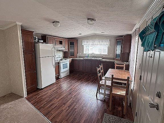 4th image of 26 Evergreen St
