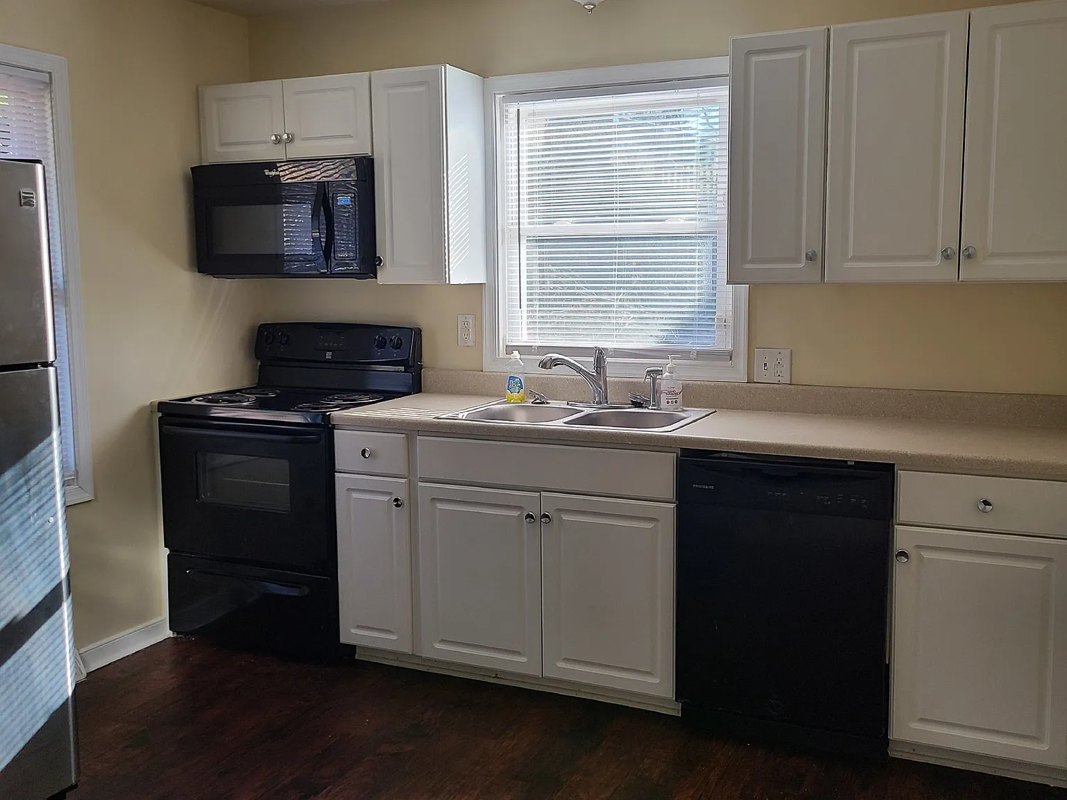 3 bed, 1.0 bath, 1040 sqft, $1,670 — Photo 2