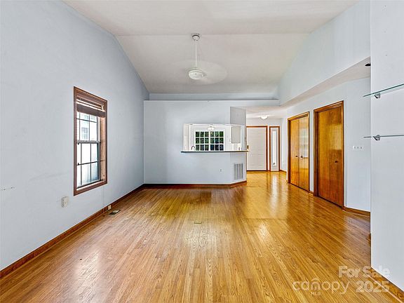 4th image of 725 N Park Pl
