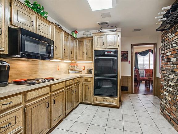 5th image of 2412 Honeysuckle Dr