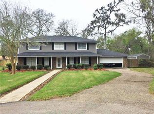 55 Tamarind Ct, Lake Jackson, TX 77566